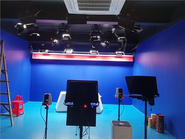 华南师大附小:演播室一般会用什么灯?