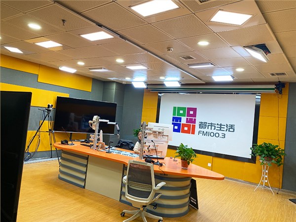 新闻广播：如何解决直播间背景幕布光不均匀、亮一块，暗一块？