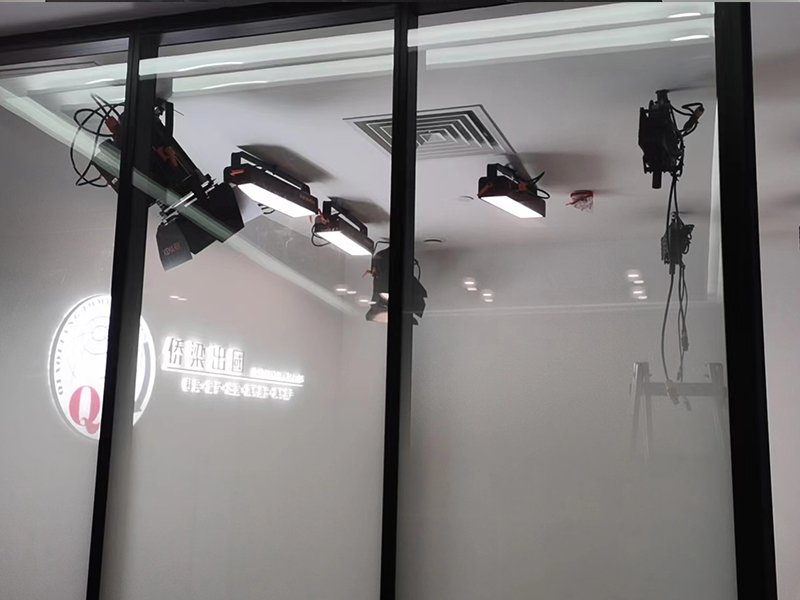 广州侨梁出入境直播间灯光面光、侧光拍照不满意怎么办？
