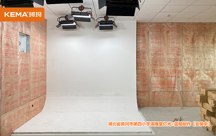 黄冈第四小学校园电视台演播室